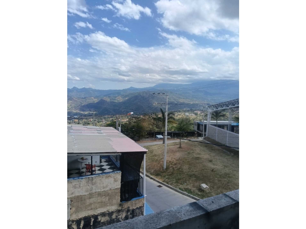 Casa comercial esquinera en La Mesa Cund en 700 mill