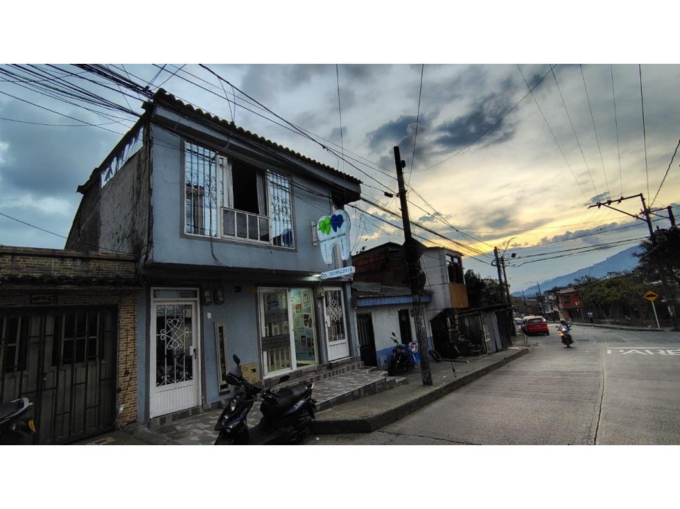 Casa con 3 Apartamentos + Local Comercial | Ideal para Inversión