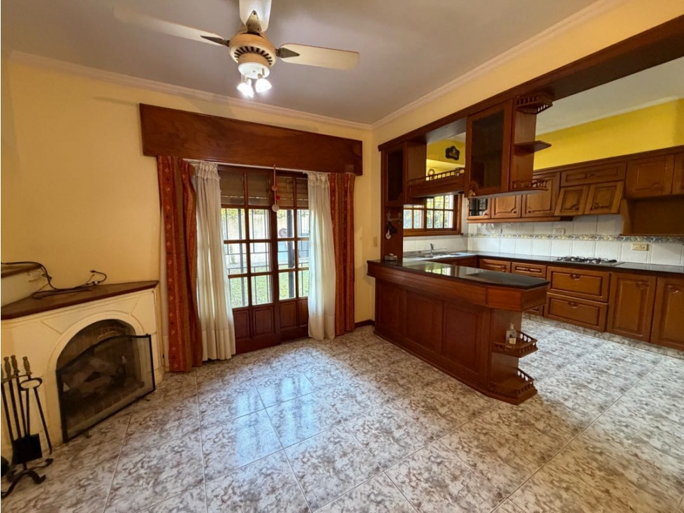 Casa con 3 dormitorios, cochera, patio y consultorios a la venta - 4