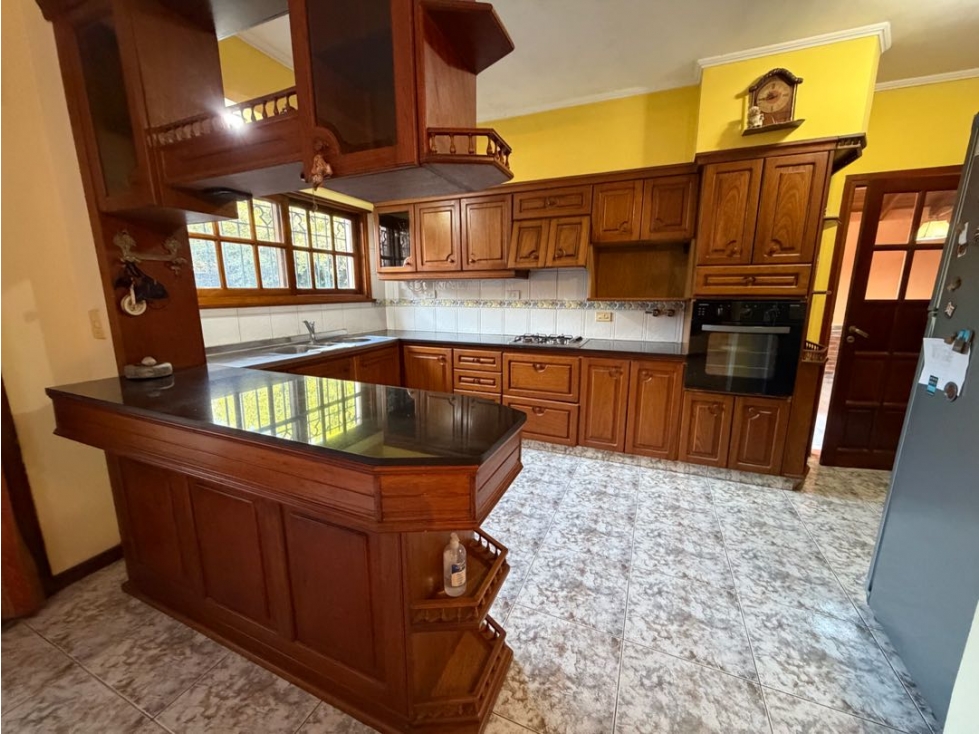 Casa con 3 dormitorios, cochera, patio y consultorios a la venta - 5