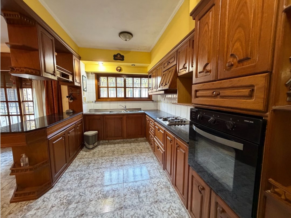 Casa con 3 dormitorios, cochera, patio y consultorios a la venta - 6