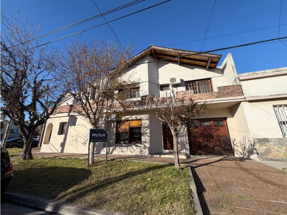 Casa con 3 dormitorios, cochera, patio y consultorios a la venta - 2