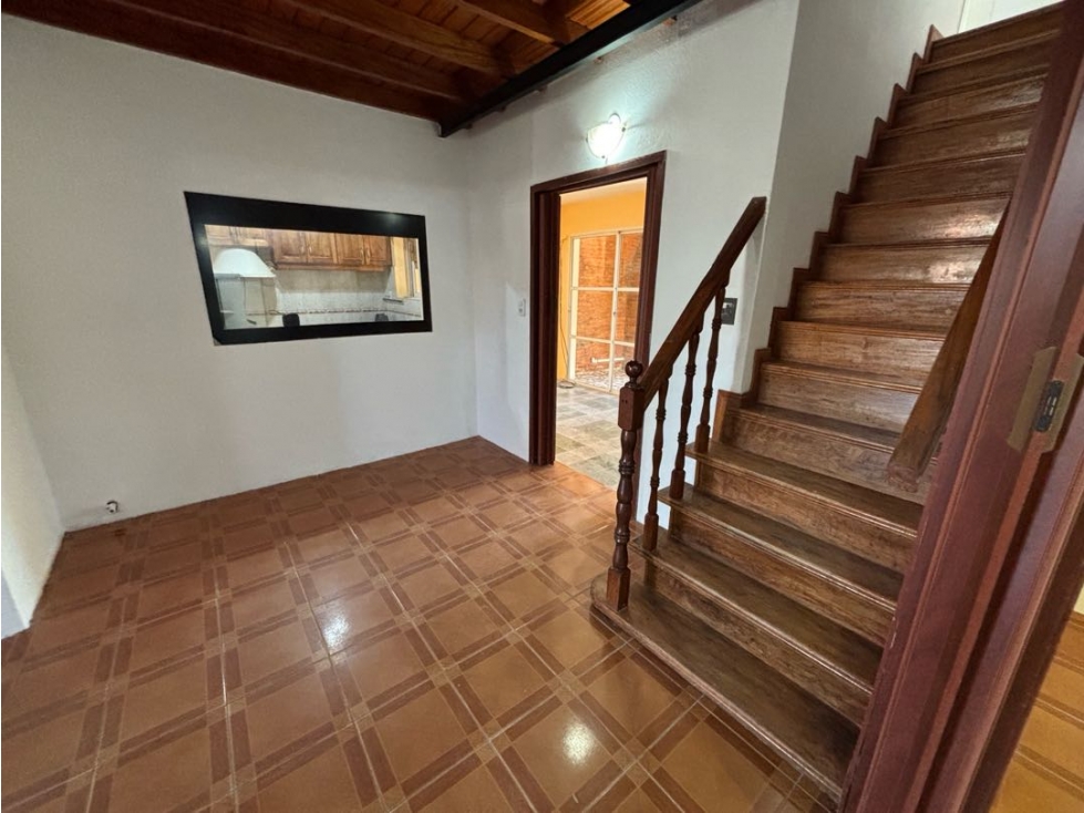 Casa con 3 dormitorios, cochera, jardin y quincho en venta - 4