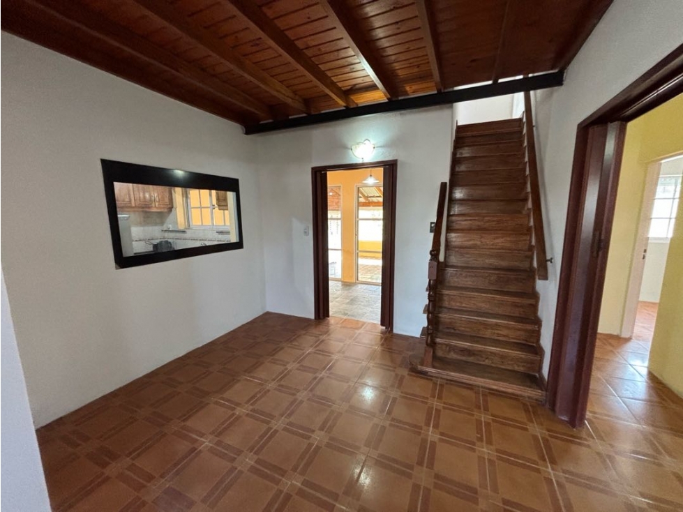 Casa con 3 dormitorios, cochera, jardin y quincho en venta - 3