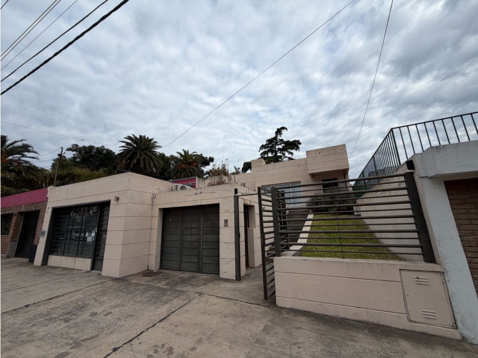 Casa con 3 dormitorios, parque con piscina, y cochera en venta - 1