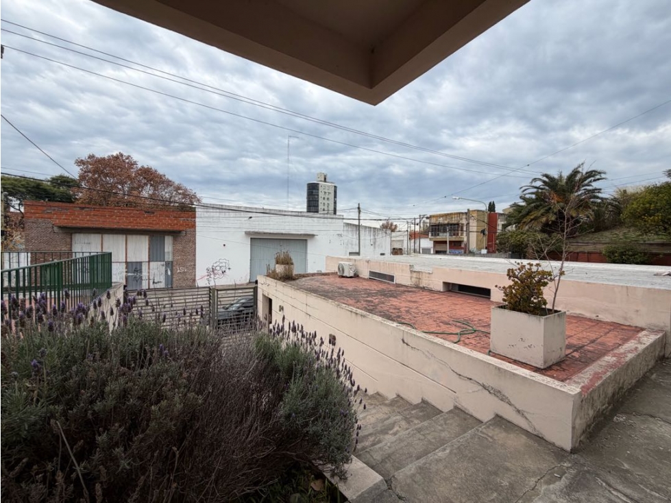Casa con 3 dormitorios, parque con piscina, y cochera en venta - 2