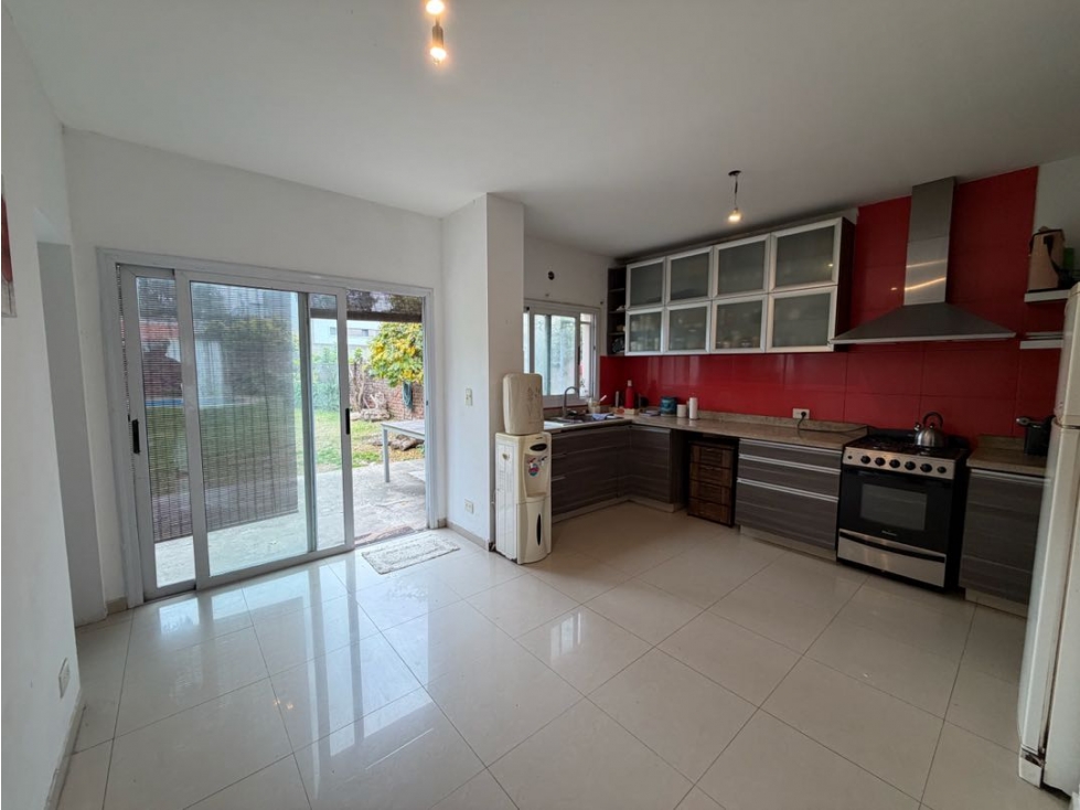 Casa con 3 dormitorios, parque con piscina, y cochera en venta - 5