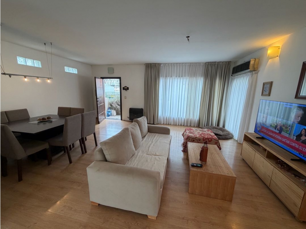 Casa con 3 dormitorios, parque con piscina, y cochera en venta - 4
