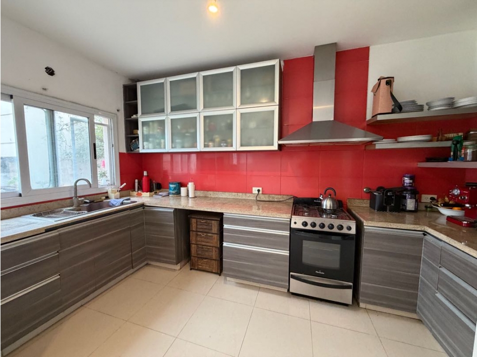 Casa con 3 dormitorios, parque con piscina, y cochera en venta - 6