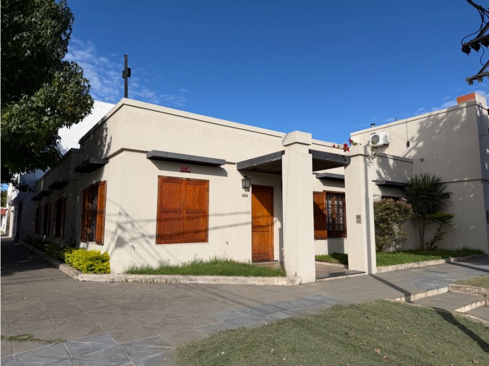 Casa con 3 dormitorios, quincho, jardin y cochera a la venta - 1
