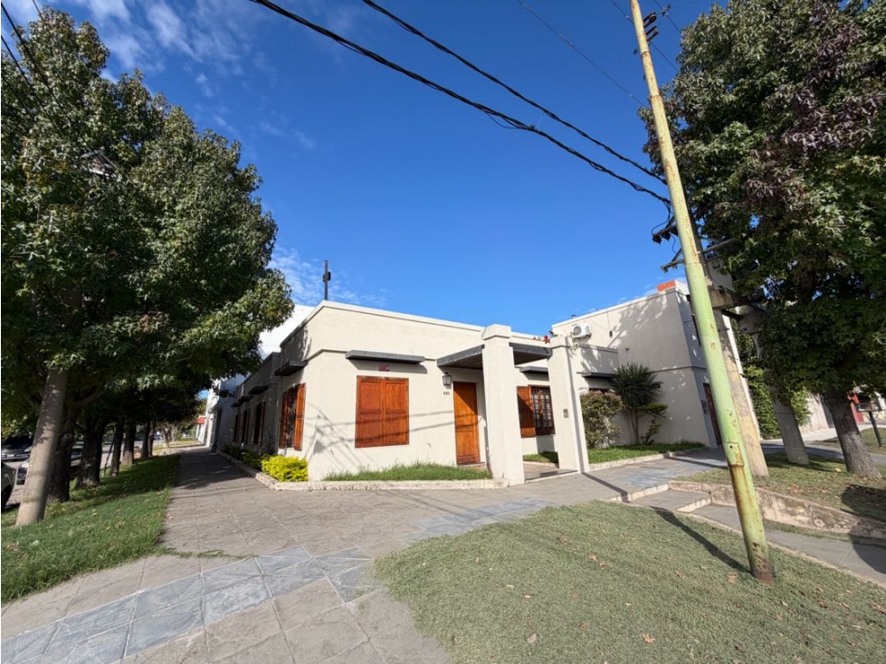Casa con 3 dormitorios, quincho, jardin y cochera a la venta - 2