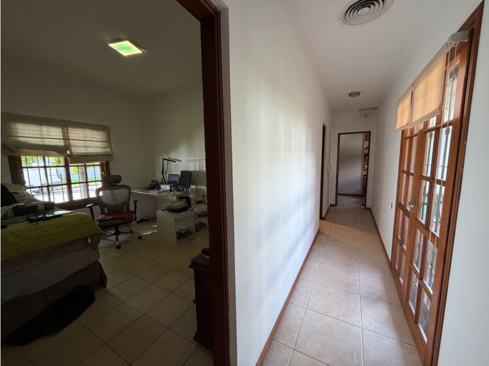 Casa con 3 dormitorios, quincho, jardin y cochera a la venta - 3