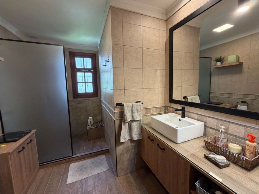 Casa con 3 dormitorios, quincho, jardin y cochera a la venta - 5