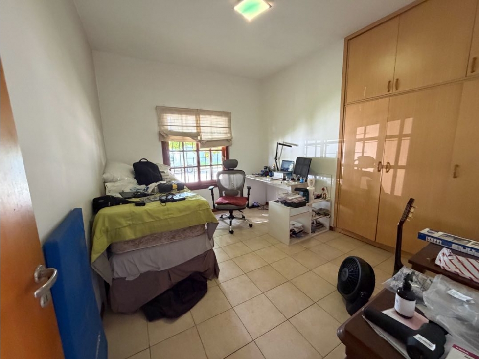 Casa con 3 dormitorios, quincho, jardin y cochera a la venta - 6