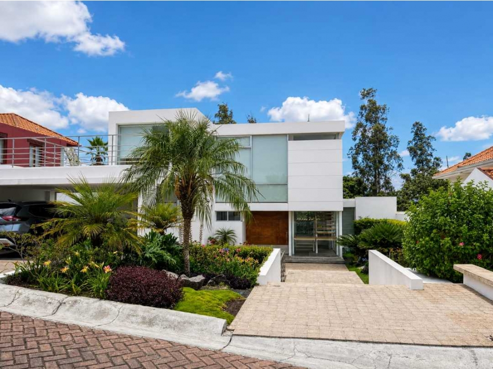 Casa con 700m2 en Cumbaya cerca del Rancho San Francisco en Venta