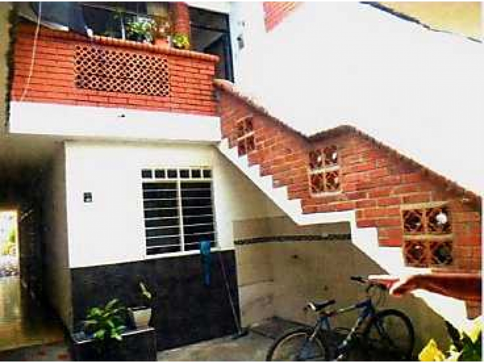 Casa alquilada con 9 apartamentos y 2 locales en zona comercial - 3