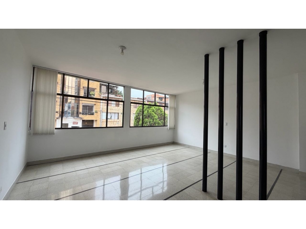 CASA CON ALTO POTENCIAL DE DESARROLLO Y AMPLIA TERRAZA