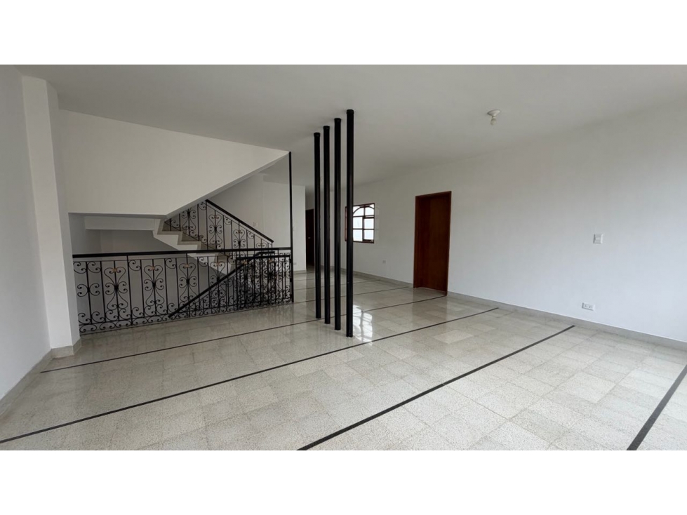 CASA CON ALTO POTENCIAL DE DESARROLLO Y AMPLIA TERRAZA — foto 2