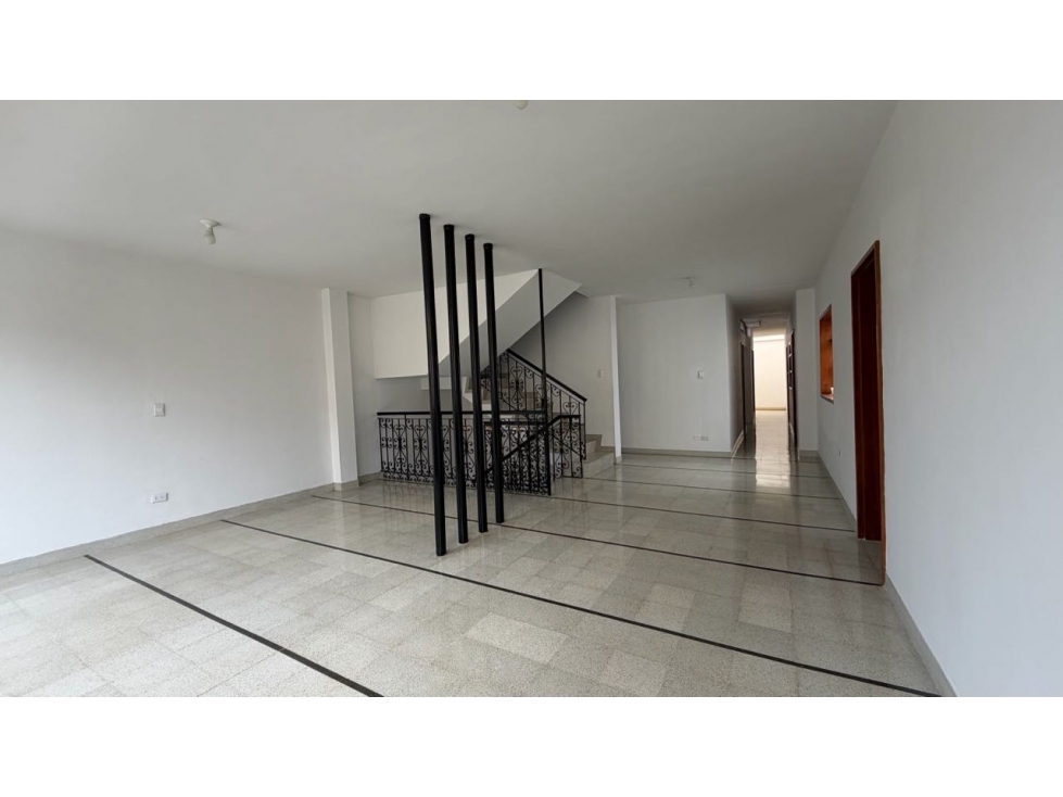CASA CON ALTO POTENCIAL DE DESARROLLO Y AMPLIA TERRAZA — foto 3