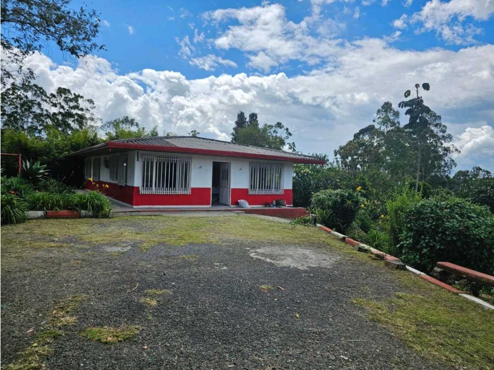 Casa con Amplio Lote en Venta Vía Armenia