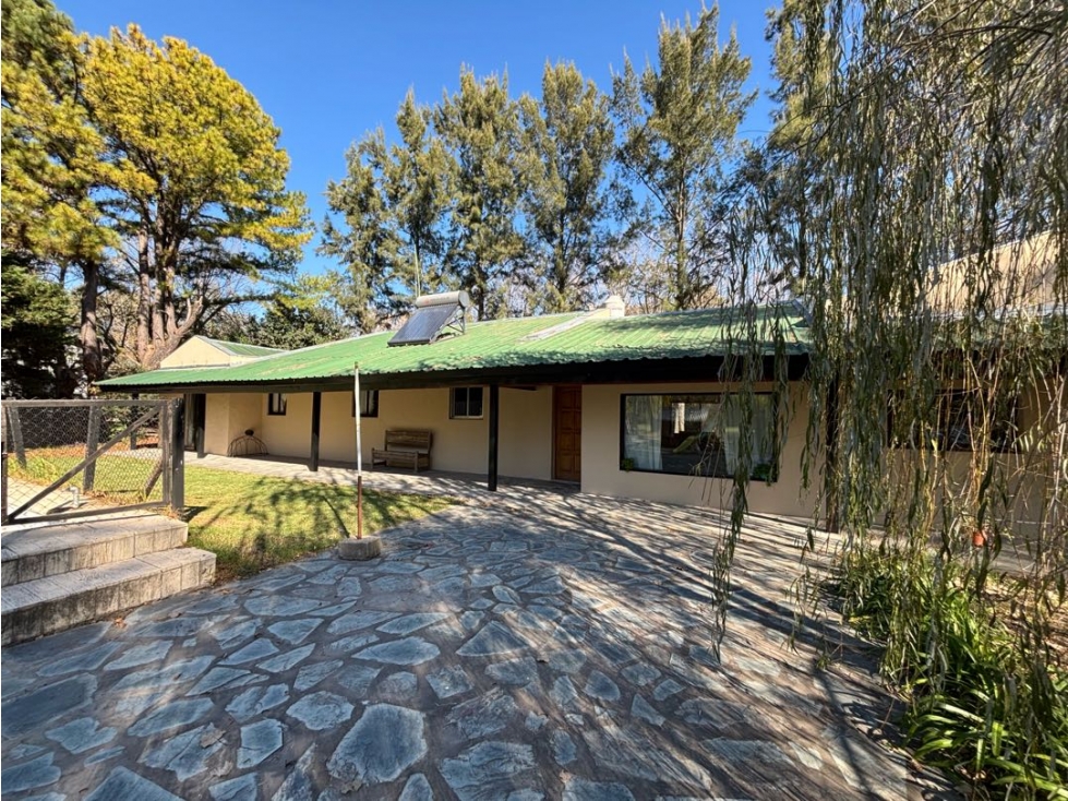 Casa quinta con amplio parque, piscina y cinco dormitorios a la venta - 1
