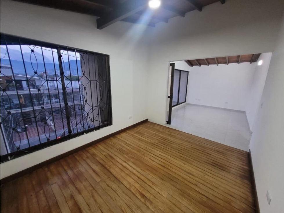 CASA CON AMPLIOS ESPACIOS EN BELÉN MIRAVALLE