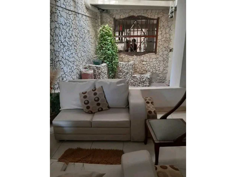 Casa con 2 apartamentos y local cerca al centro histórico Santa Marta