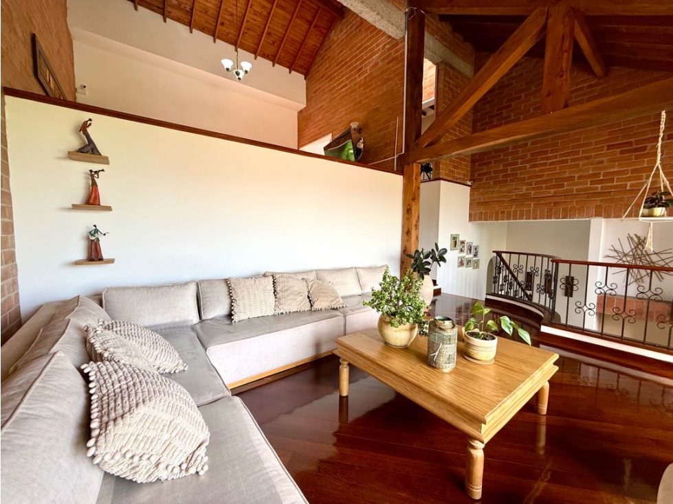 CASA CON CANCHA DE FUTBOL - POBLADO - LOS BALSOS