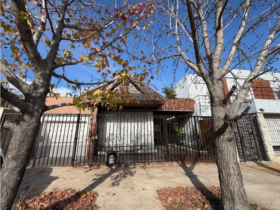 Casa con cuatro dormitorios, cochera, quincho, y piscina a la venta - 2