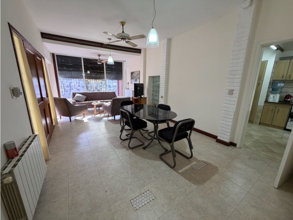Casa con cuatro dormitorios, cochera, quincho, y piscina a la venta - 3