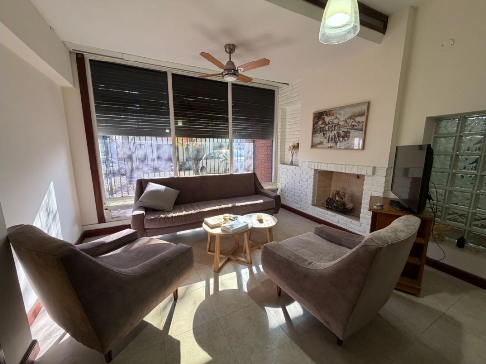 Casa con cuatro dormitorios, cochera, quincho, y piscina a la venta - 6