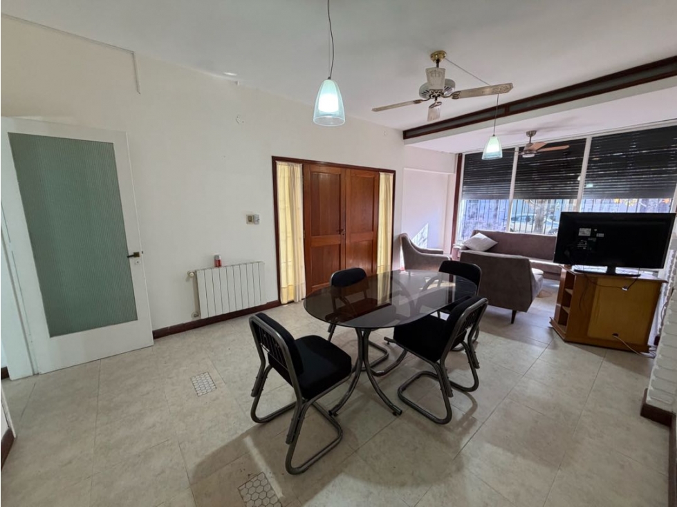 Casa con cuatro dormitorios, cochera, quincho, y piscina a la venta - 4