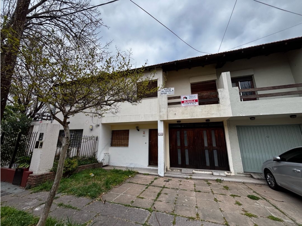 Casa con cuatro dormitorios, jardin y cochera en alquiler