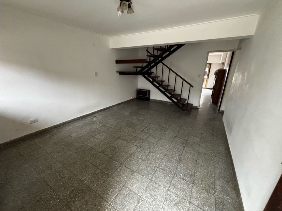 Casa con cuatro dormitorios, jardin y cochera en alquiler — foto 2