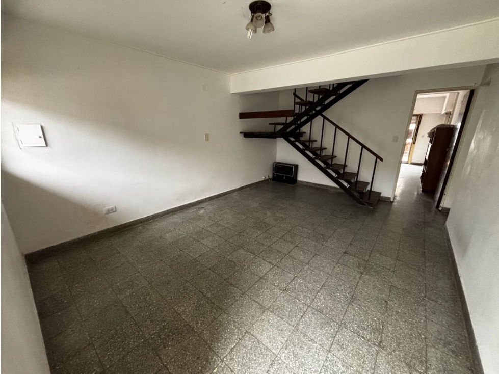 Casa con cuatro dormitorios, jardin y cochera en alquiler — foto 3
