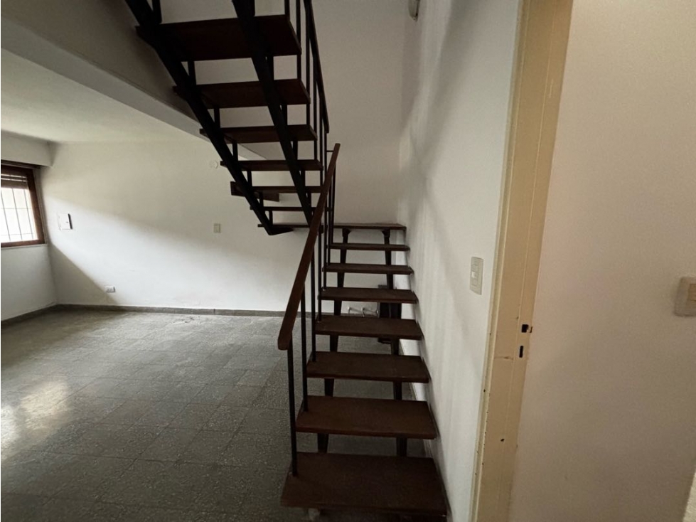 Casa con cuatro dormitorios, jardin y cochera en alquiler — foto 4