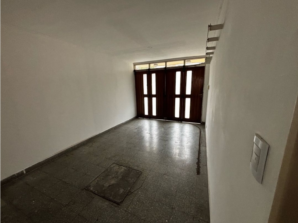 Casa con cuatro dormitorios, jardin y cochera en alquiler — foto 5