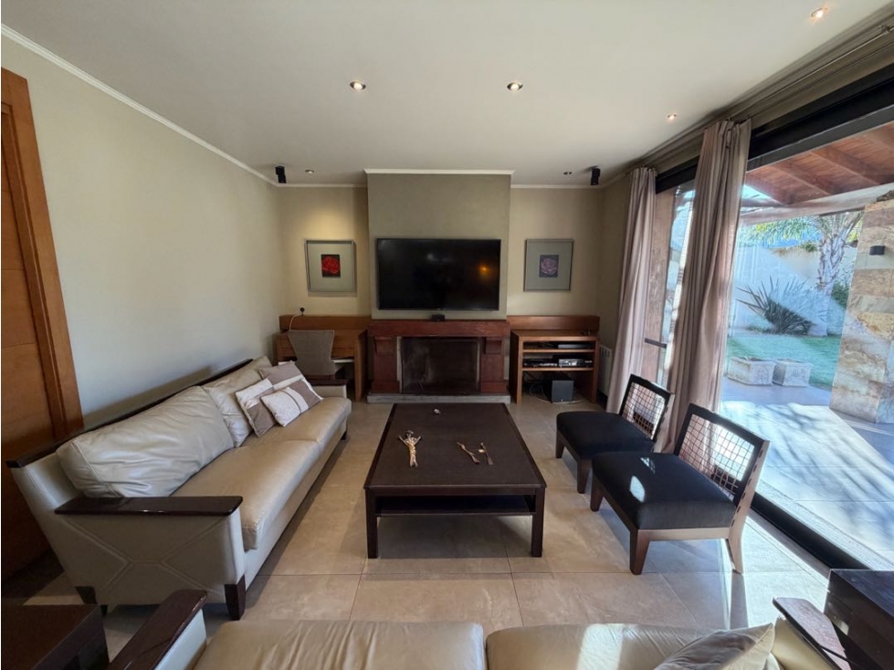 Casa con dos dormitorios, jardin, quincho y cochera a la venta - 2