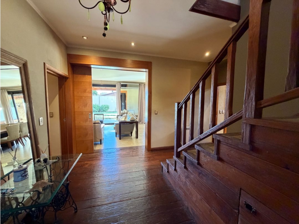 Casa con dos dormitorios, jardin, quincho y cochera a la venta - 3