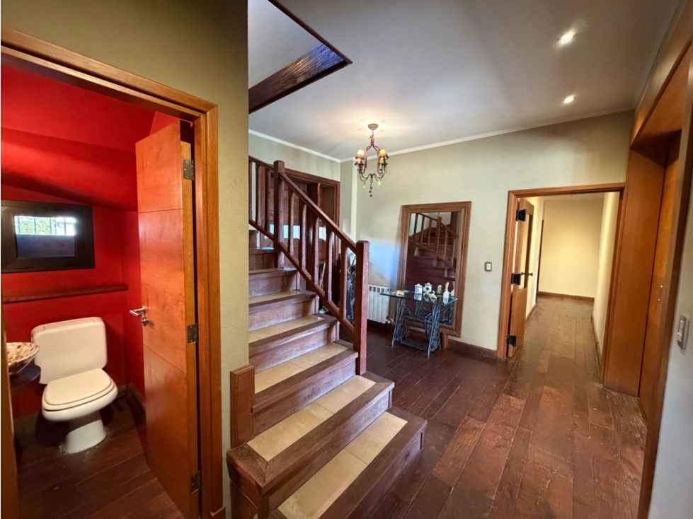 Casa con dos dormitorios, jardin, quincho y cochera a la venta - 4