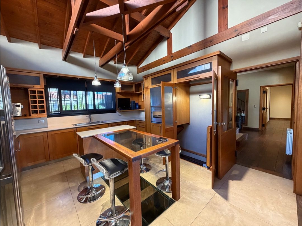 Casa con dos dormitorios, jardin, quincho y cochera a la venta - 6