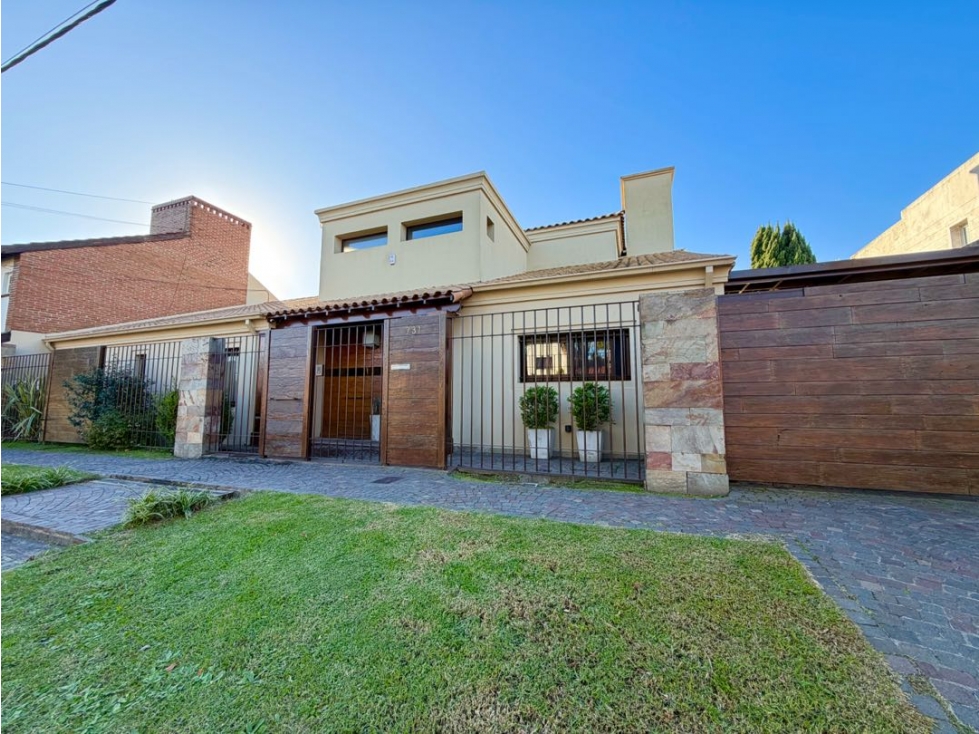 Casa con dos dormitorios, jardin, quincho y cochera a la venta - 1