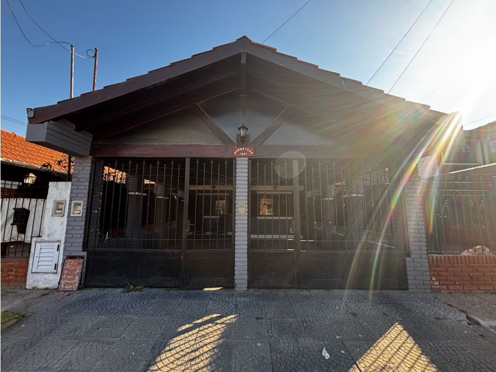 Casa con dos dormitorios, patio y cochera en alquiler - 1
