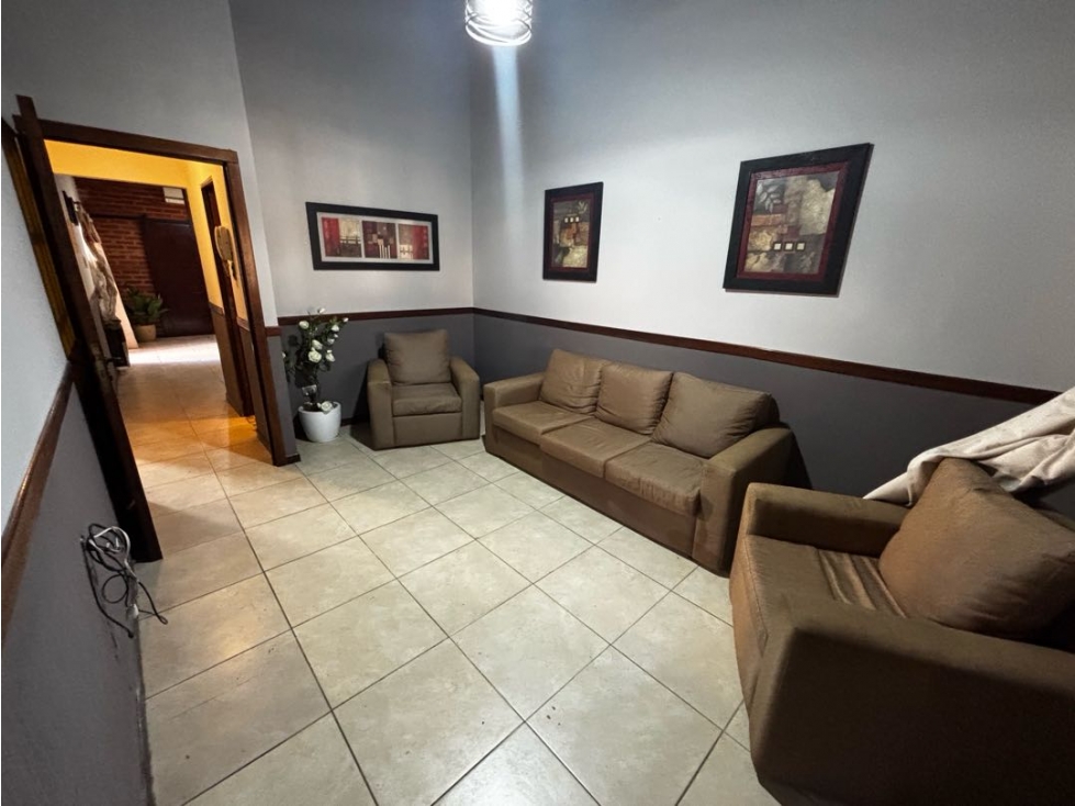 Casa con dos dormitorios, patio y cochera en alquiler - 3