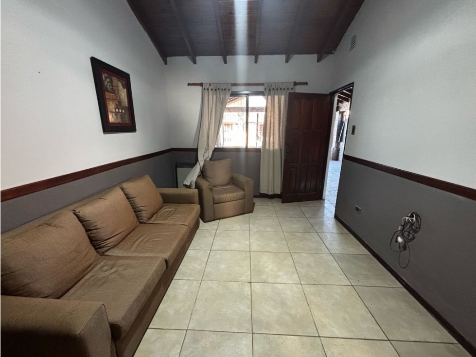 Casa con dos dormitorios, patio y cochera en alquiler - 4