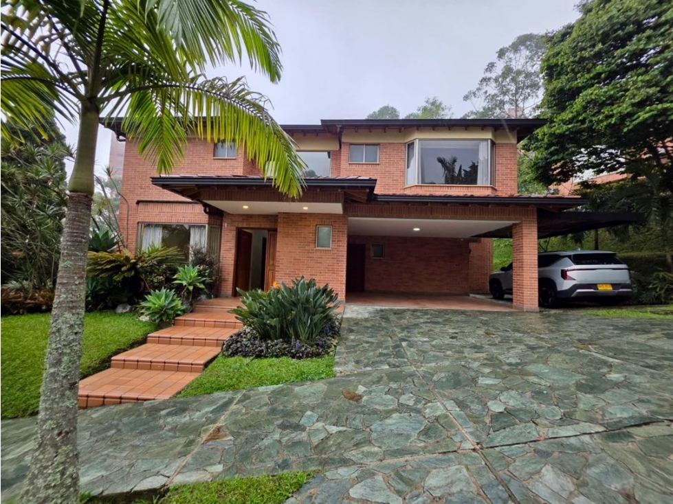 Casa con espectacular jardín en la Calera
