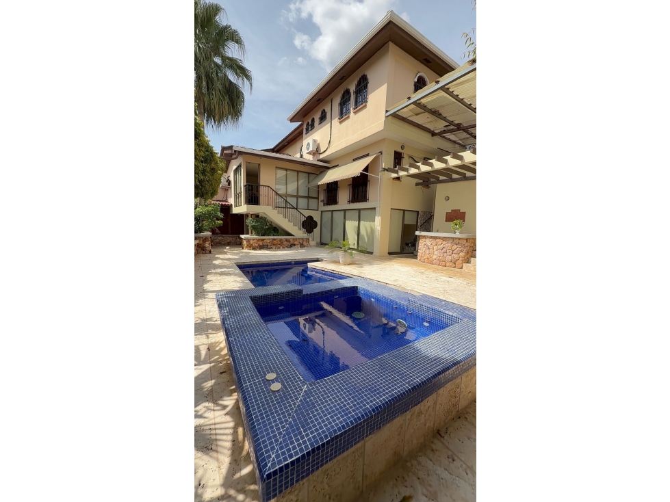 CASA CON PISCINA A LA VENTA EN LA ALAMEDA