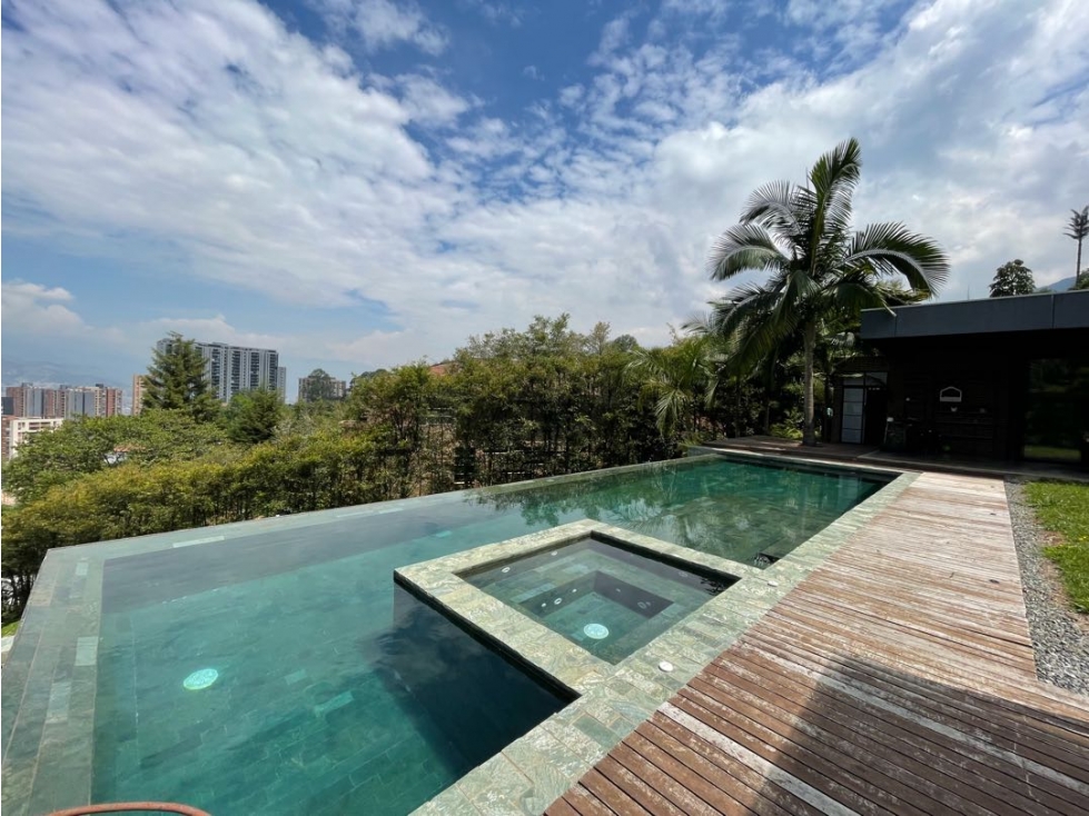Casa con piscina en el escobero