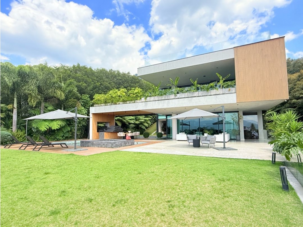 Espectacular Casa con Piscina Envigado, 1250m2 Construidos