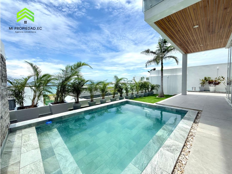 Casa con piscina y vista al mar en Urbanizacion Ciudad del Mar Manta